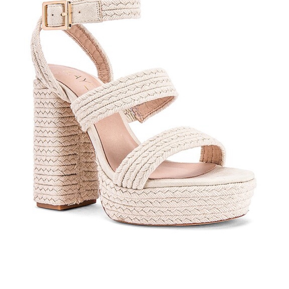 Raye Akita Platform in Natural